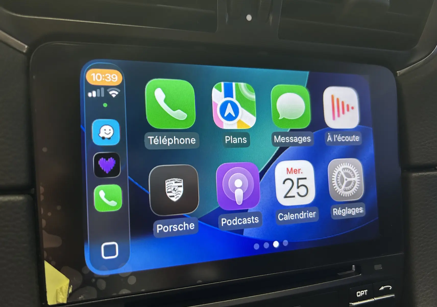 Écran tactile central affichant l'interface Apple CarPlay dans l'habitacle d'une Porsche 911 GT3.
