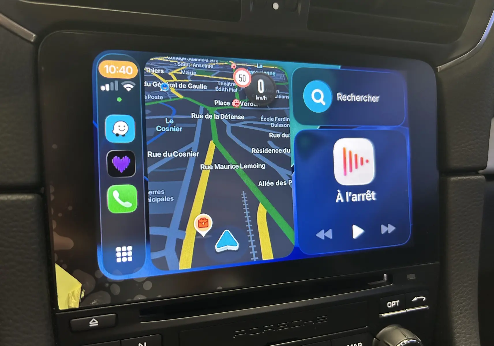 Écran tactile central de la Porsche 911 GT3 2018 affichant la navigation et les commandes multimédias, intérieur noir.