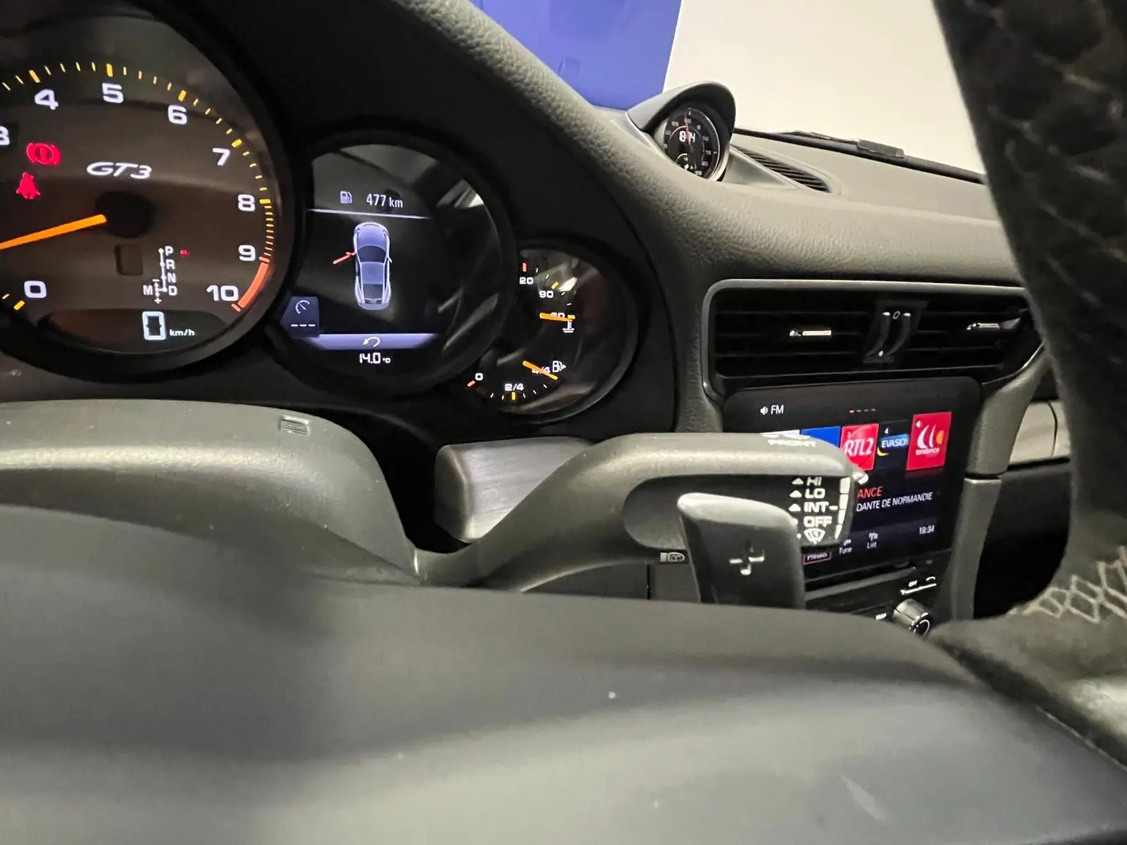 Vue intérieure du tableau de bord de la Porsche 911 GT3 2018 avec compte-tours GT3 et écran multifonction.