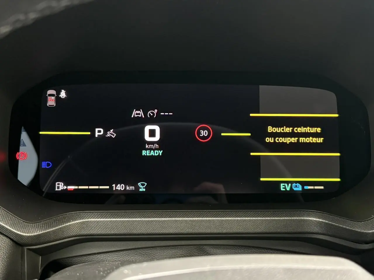 Combiné numérique 10 pouces du Dacia Bigster 2025 affichant la vitesse à 0 km/h et alertes de sécurité.