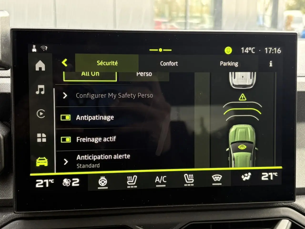 Écran tactile du système multimédia Dacia Bigster 2025 affichant les réglages de sécurité et confort intérieur.