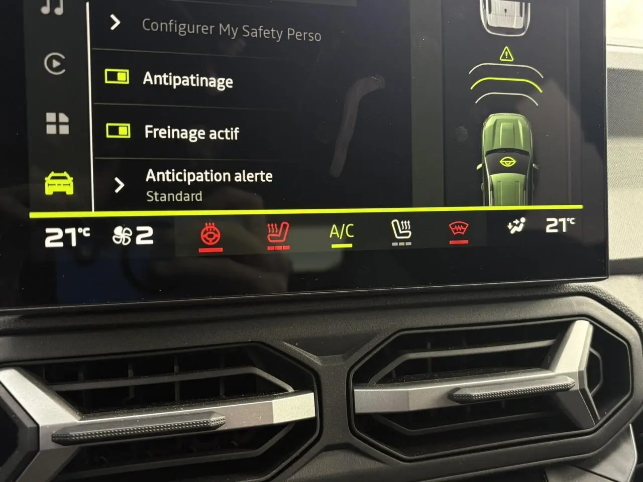Gros plan sur l'écran tactile central et les aérateurs hexagonaux du tableau de bord du Dacia Bigster.
