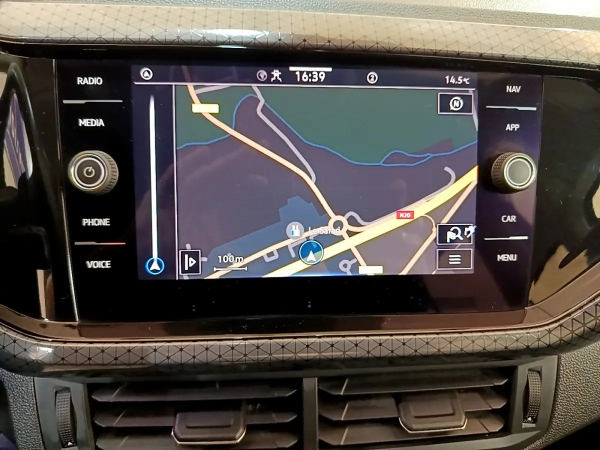 Écran tactile central du Volkswagen T-Cross 2022 affichant la navigation 3D avec carte couleur.