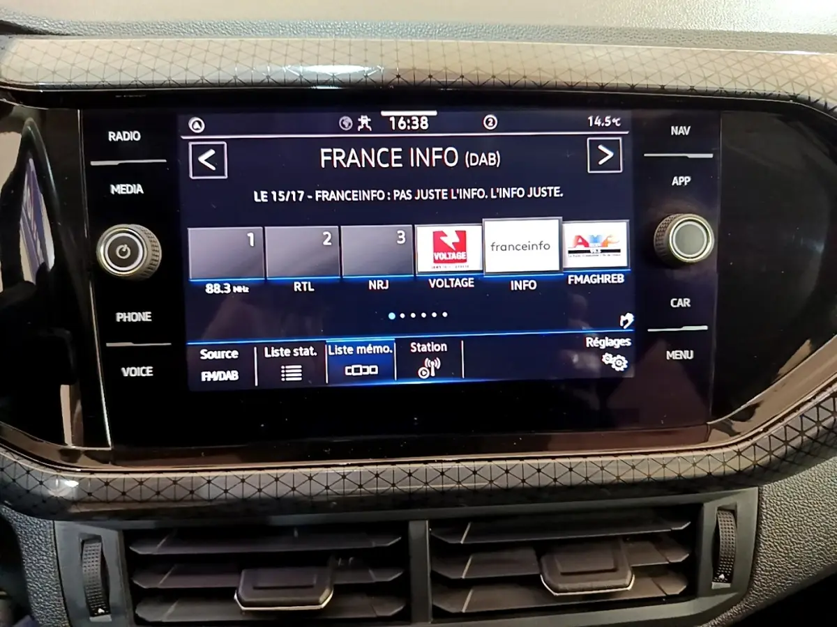Écran tactile central du Volkswagen T-Cross 2022 affichant la radio France Info en mode DAB.