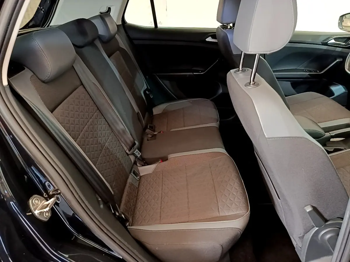 Vue intérieure côté gauche montrant la banquette arrière noire au tissu matelassé du Volkswagen T-Cross 2022.