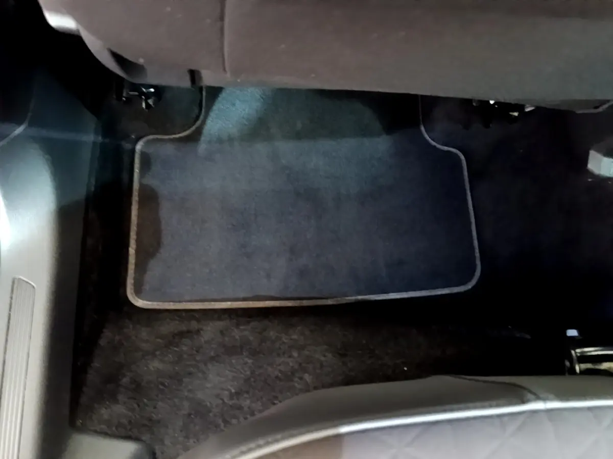 Vue rapprochée du tapis de sol noir sous le siège arrière du Volkswagen T-Cross 1.0 TSI 110ch DSG Carat 2022.