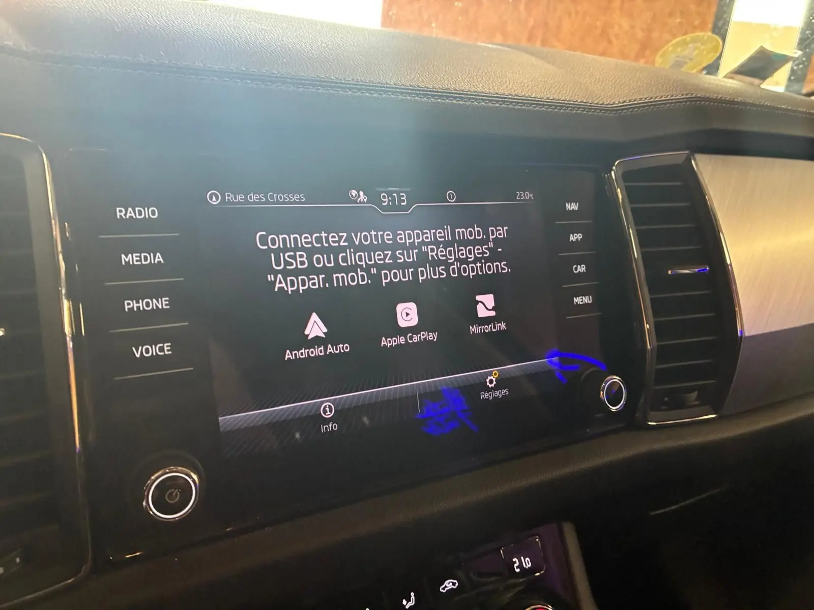 Écran tactile central du Skoda Kodiaq 2023 affichant les options de connexion Android Auto, Apple CarPlay et MirrorLink.