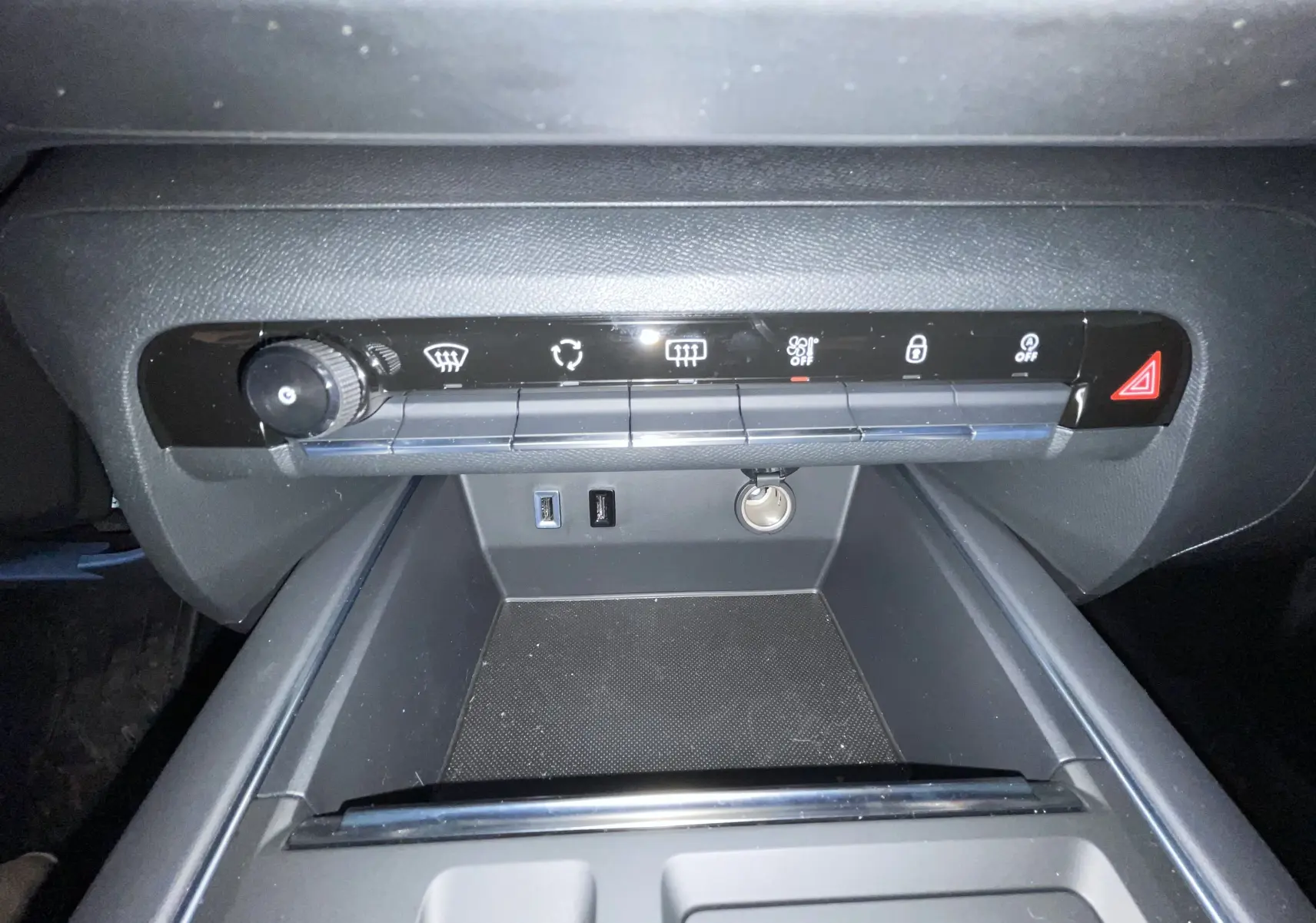 Vue rapprochée de la console centrale du Citroën C5 Aircross hybride 2025, avec commandes climatisation et ports USB visibles.