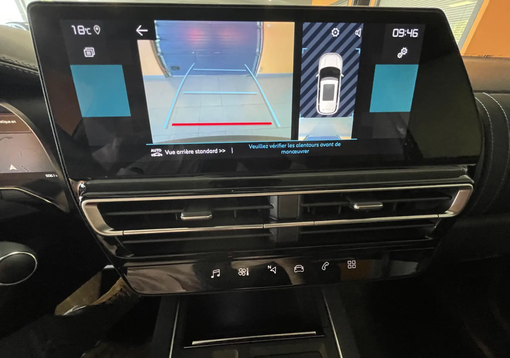 Écran tactile central affichant la caméra de recul et l'aide au stationnement dans l'habitacle du Citroën C5 Aircross gris platinium.