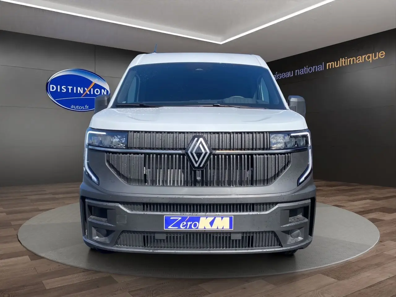 Vue frontale du Renault Master blanc 2025 avec calandre noire et logo Renault bien visible.