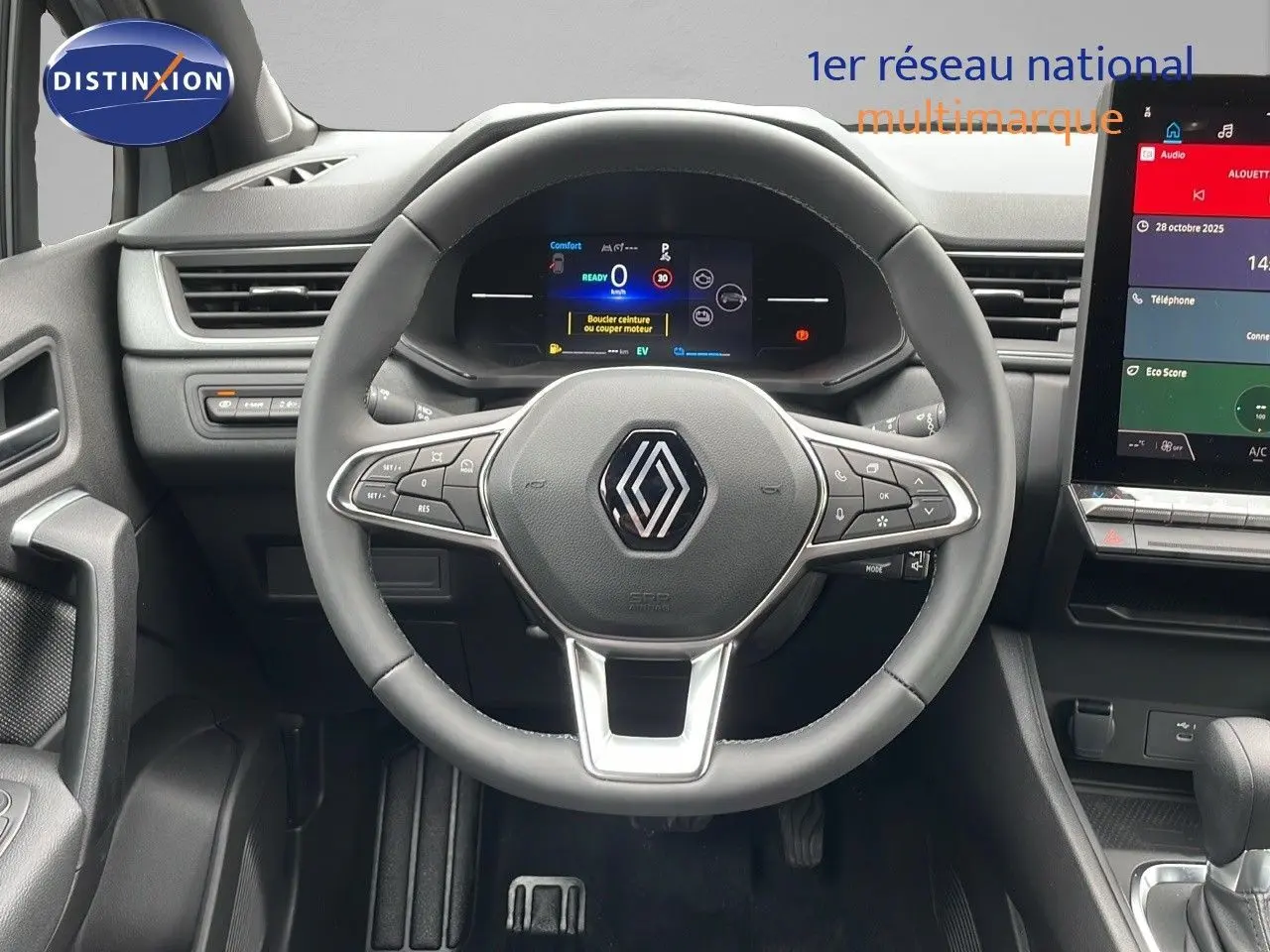 Vue rapprochée du volant multifonction et du tableau de bord numérique du Renault Captur E-Tech hybride 2025.