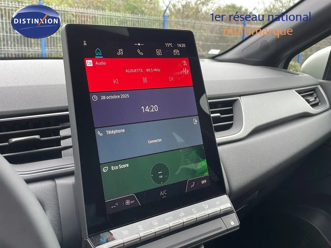 Écran tactile vertical du tableau de bord du Renault Captur E-Tech gris Rafale avec toit beige, affichant l'interface multimédia.