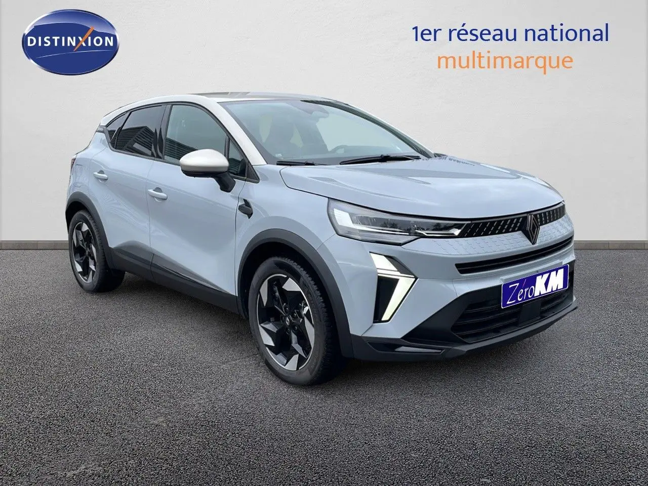 Renault Captur E-Tech hybride 2025 gris Rafale, vue 3/4 avant droit avec jantes noires et toit beige.