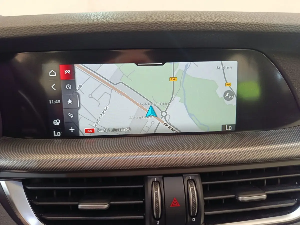 Écran tactile central affichant la navigation GPS dans l’habitacle de l’Alfa Romeo Stelvio 2024.