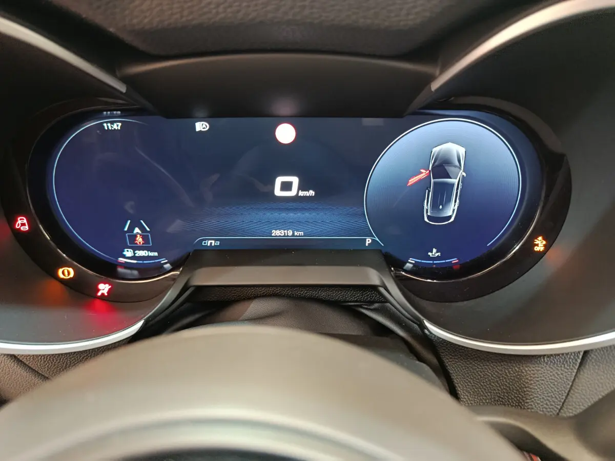 Vue rapprochée du combiné d'instruments numérique de l'Alfa Romeo Stelvio 2024, affichage moderne et clair.