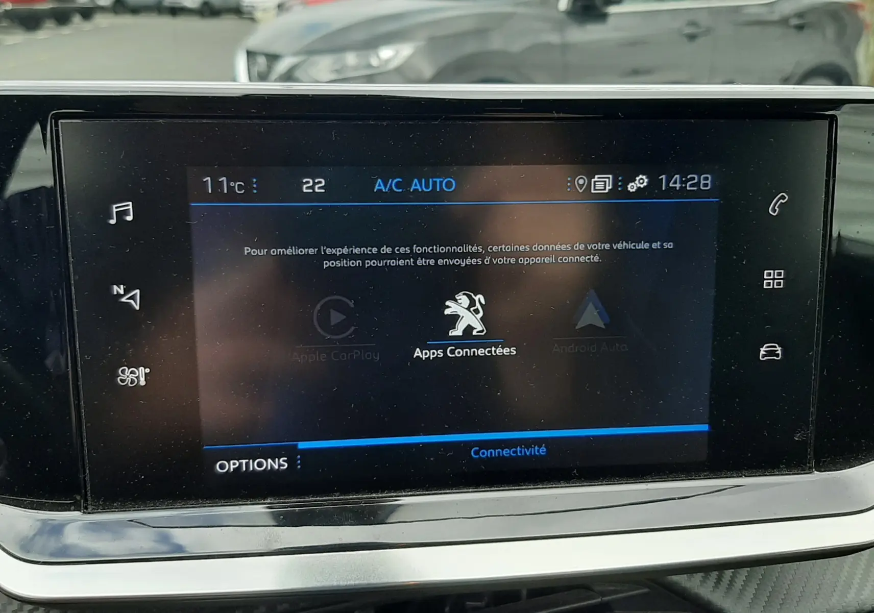 Vue intérieure centrée sur l'écran tactile du tableau de bord du Peugeot 2008 gris Artense, affichant les apps connectées.