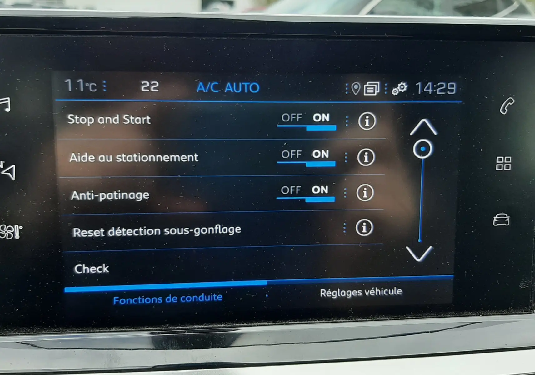 Écran tactile intérieur du Peugeot 2008 2020 affichant les réglages d’aide à la conduite et climatisation.