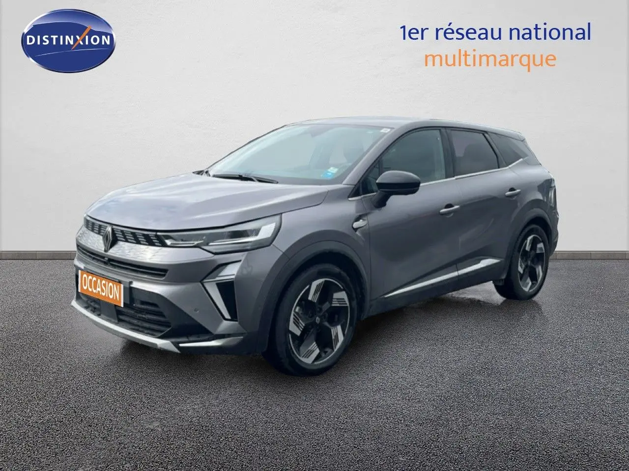 Renault Symbioz gris cassiopée métal en 3/4 avant droit, SUV hybride avec jantes modernes et calandre distinctive.