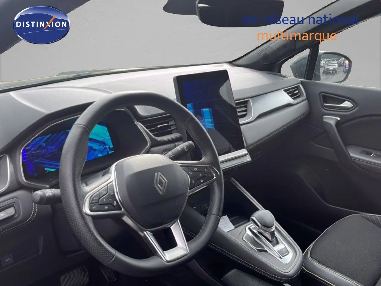 Vue intérieure côté conducteur du Renault Symbioz 2025, tableau de bord noir avec écran tactile vertical et volant multifonction.