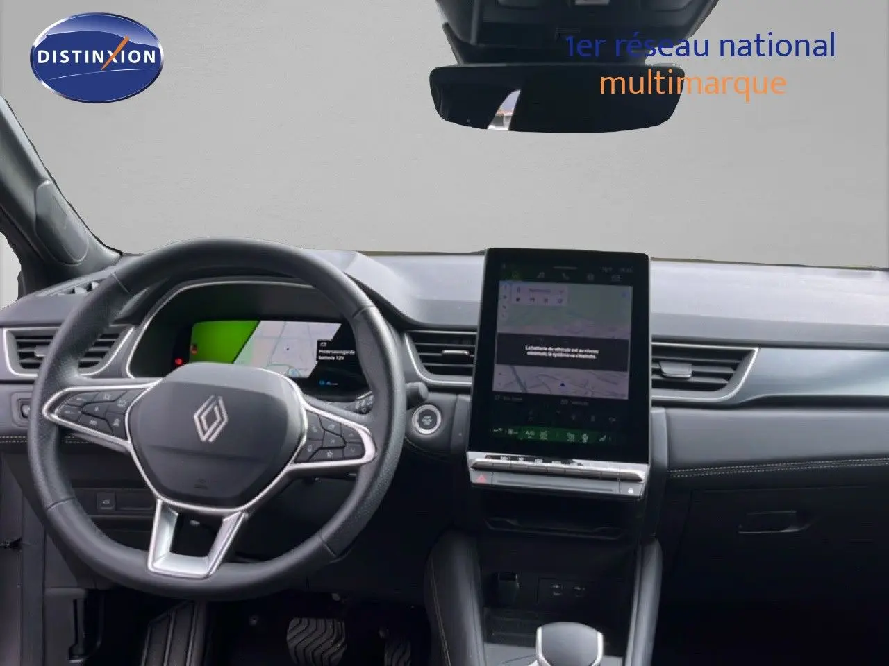 Vue intérieure avant du tableau de bord gris noir de la Renault Symbioz 2025 avec écran tactile vertical et volant multifonction.