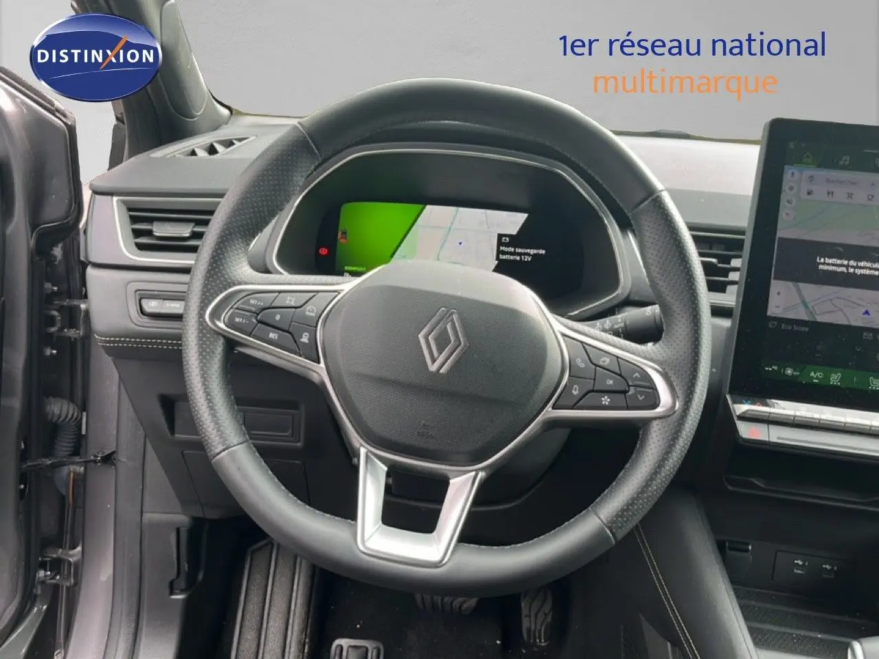 Vue intérieure centrée sur le volant noir du Renault Symbioz 2025 avec tableau de bord digital et écran tactile latéral.