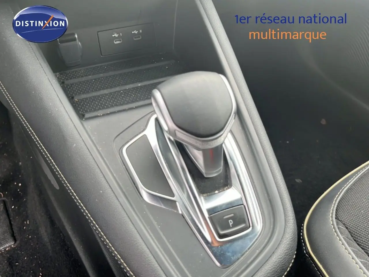 Gros plan sur la commande de boîte automatique dans l'habitacle noir du Renault Symbioz gris Cassiopée.