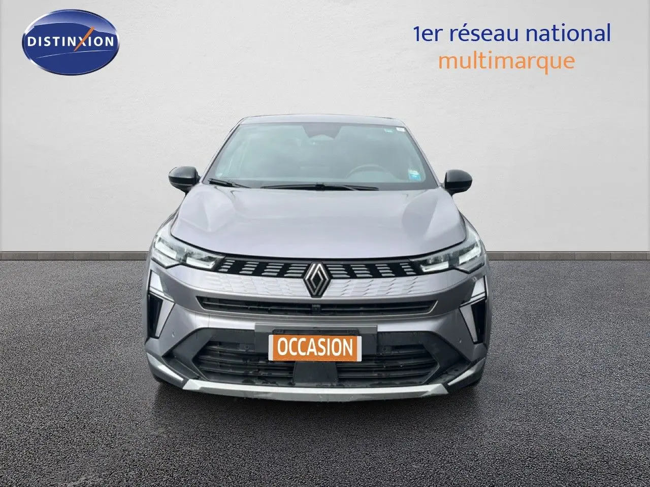 Vue frontale d'une Renault Symbioz gris cassiopée métal 2025 avec calandre moderne et logo central distinctif.