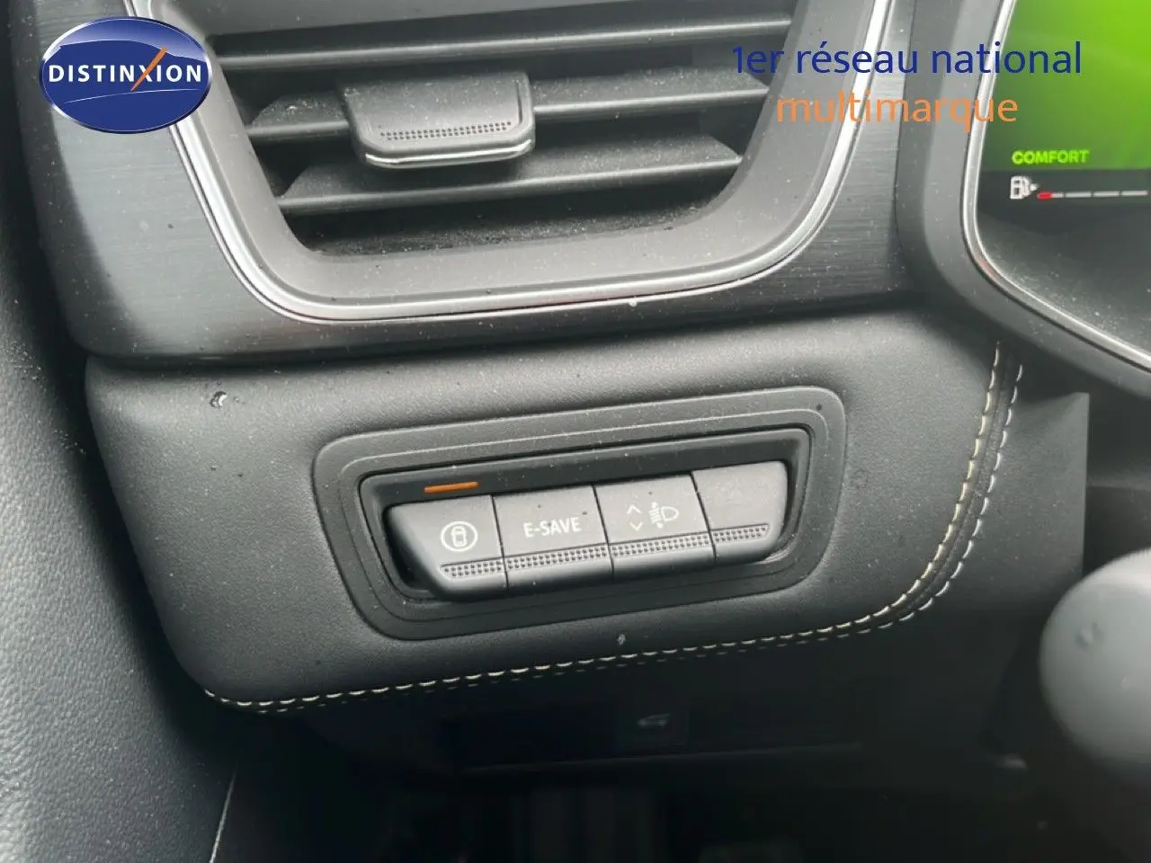 Détail intérieur montrant les commandes E-SAVE et réglage des phares sur tableau de bord noir du Renault Symbioz 2025.