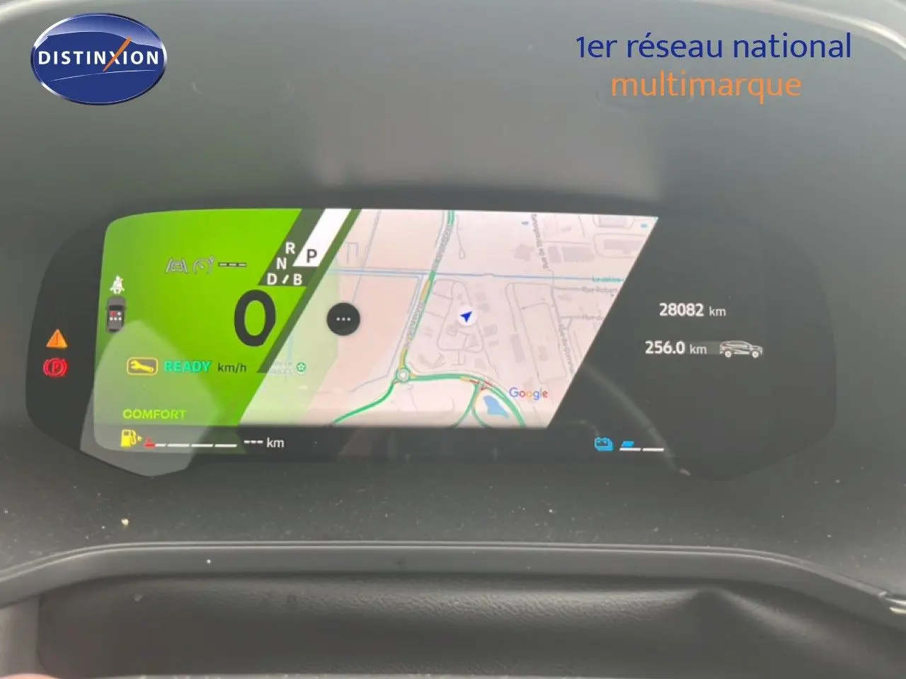 Tableau de bord numérique du Renault Symbioz 2025 affichant la navigation et l'état hybride en vue frontale.