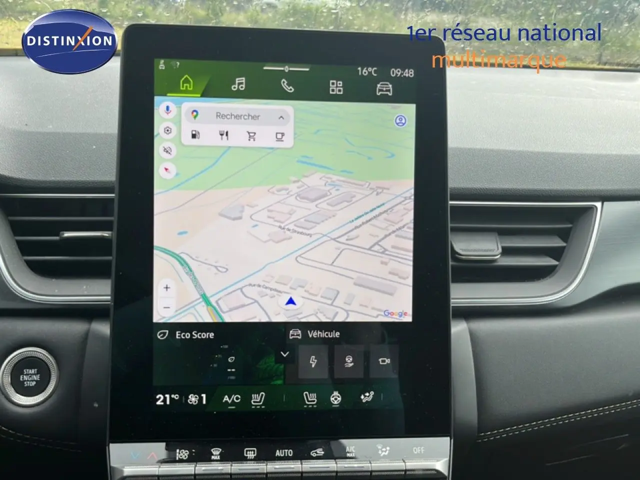 Vue rapprochée de l’écran tactile central du tableau de bord du Renault Symbioz gris cassiopée métal, affichant la navigation GPS.