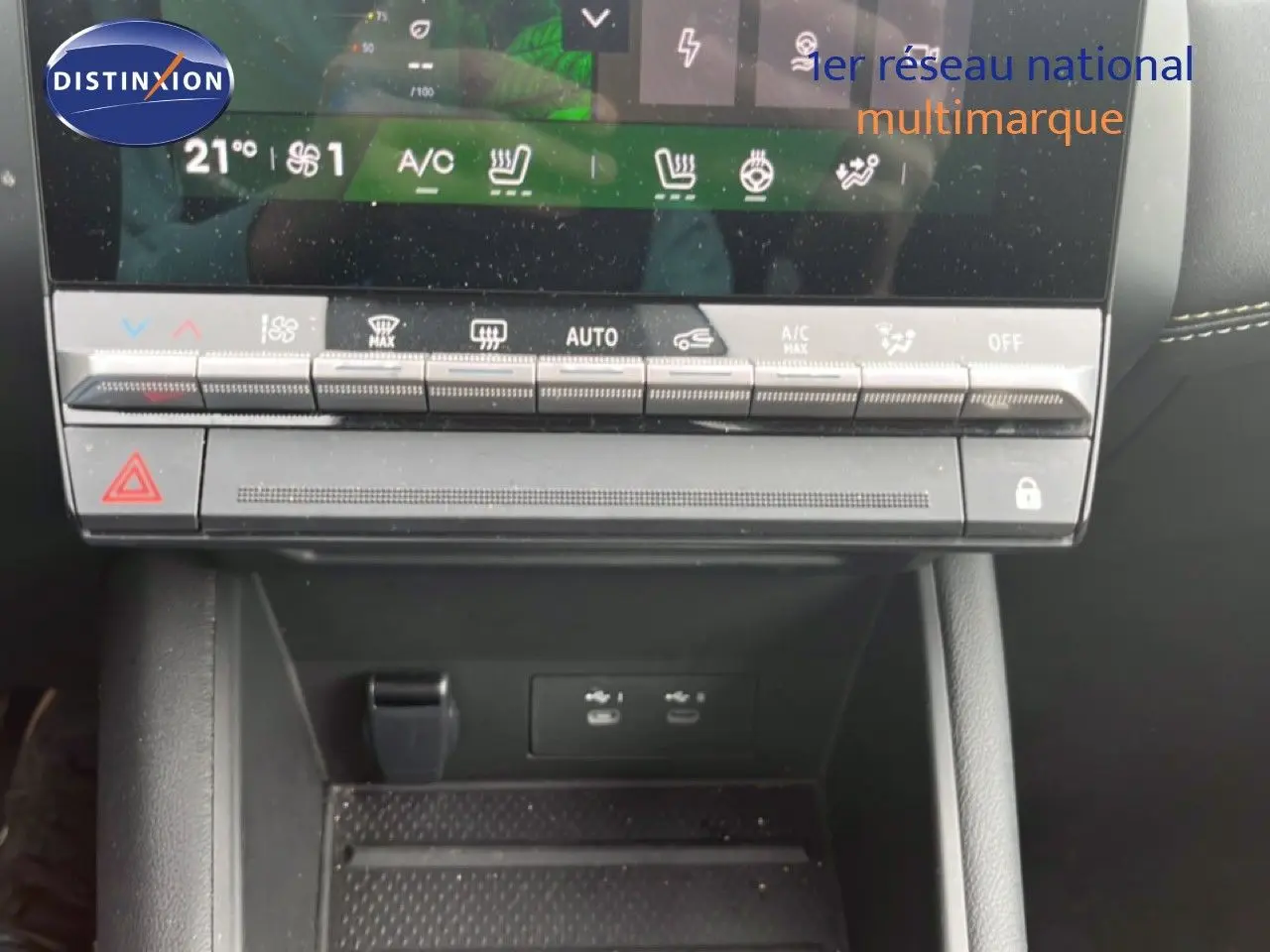 Détail de la console centrale avec commandes climatisation et ports USB du Renault Symbioz gris Cassiopée.