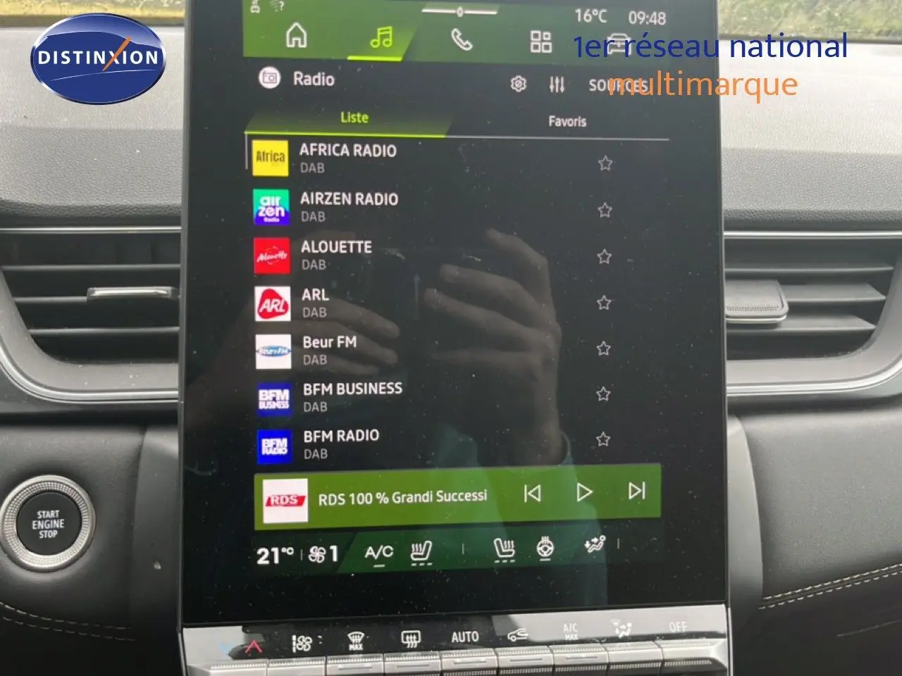 Vue intérieure du tableau de bord du Renault Symbioz gris cassiopée métal, avec écran tactile central affichant la radio digitale.