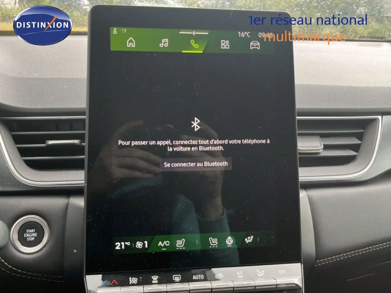 Écran tactile central du tableau de bord de la Renault Symbioz gris cassiopée, affichant la connexion Bluetooth.