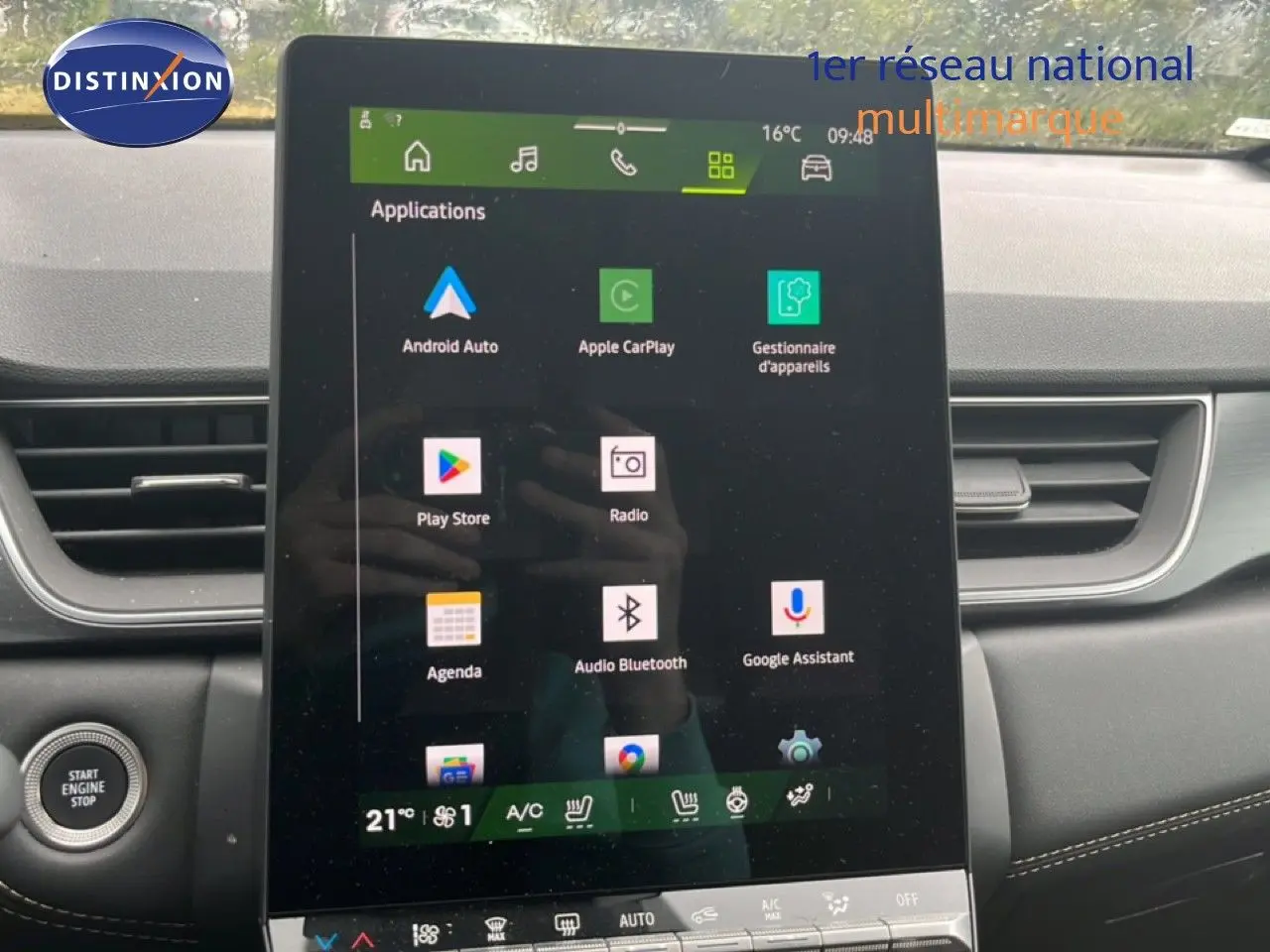 Vue intérieure centrée sur l'écran tactile du tableau de bord du Renault Symbioz gris cassiopée métal, affichant les applications connectées.
