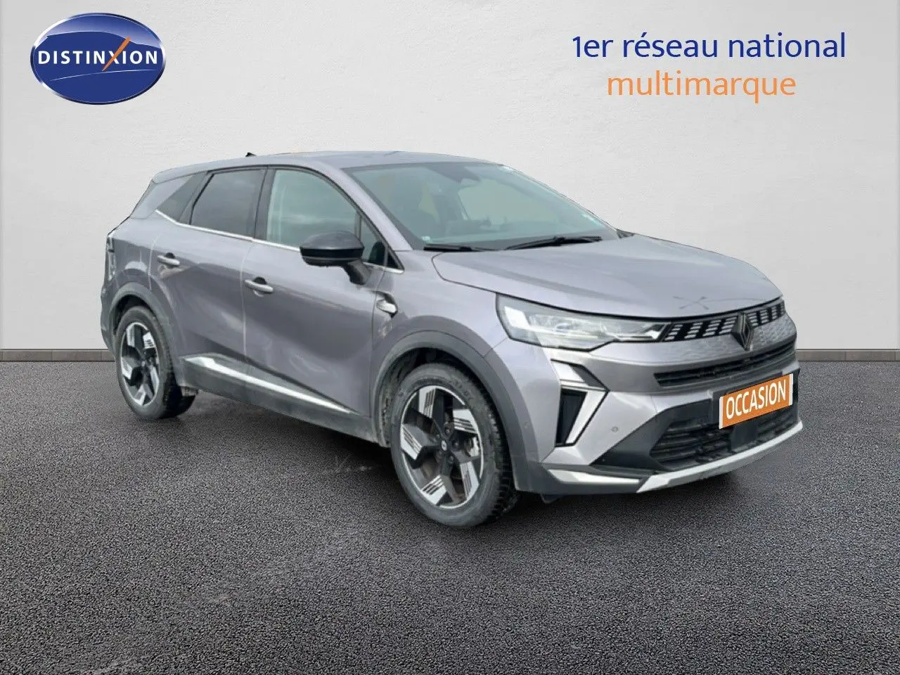 Renault Symbioz gris cassiopée métal en 3/4 avant droit avec jantes originales et calandre moderne.