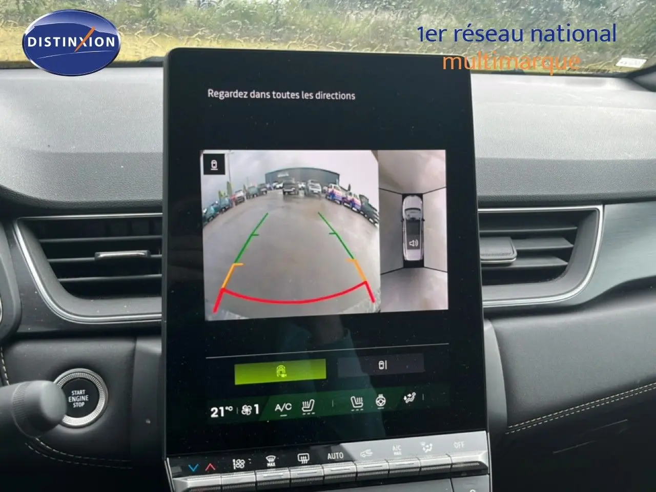 Vue intérieure centrée sur l'écran tactile affichant la caméra de recul du Renault Symbioz gris Cassiopée métal.