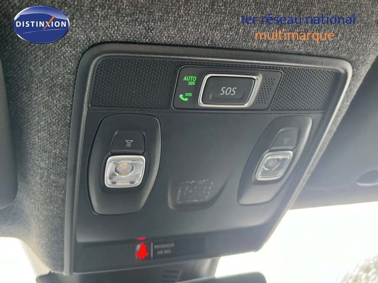 Vue en gros plan du plafonnier intérieur noir avec boutons d’éclairage et alerte SOS du Renault Symbioz gris cassiopée métal.