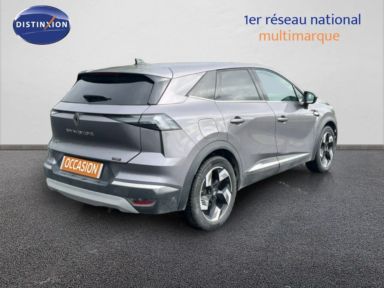 Vue 3/4 arrière droite d’un Renault SYMBIOZ gris cassiopée métal, soulignant ses lignes modernes et ses jantes stylisées.