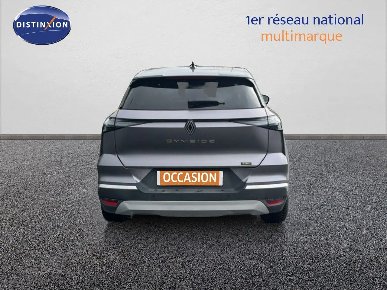 Vue arrière d'une Renault Symbioz gris cassiopée métal avec logo et feux LED fins, sur fond neutre.