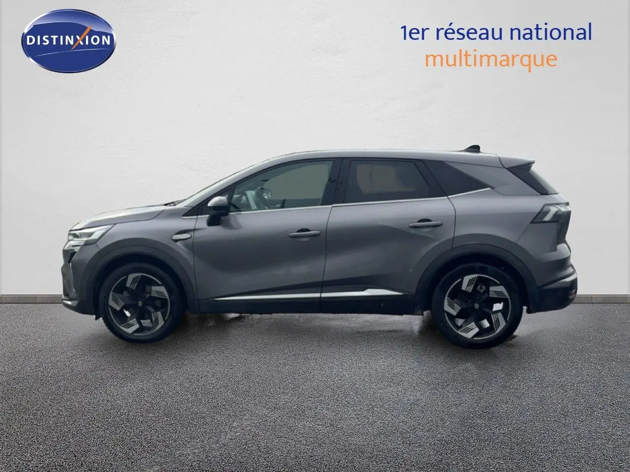 Profil côté gauche du Renault Symbioz 2025 gris cassiopée métal avec jantes noires et détails chromés.
