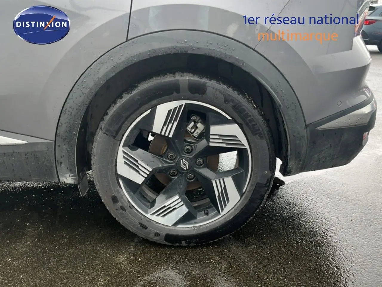 Gros plan sur la roue arrière droite du Renault Symbioz gris Cassiopée métal avec jante stylisée bicolore.