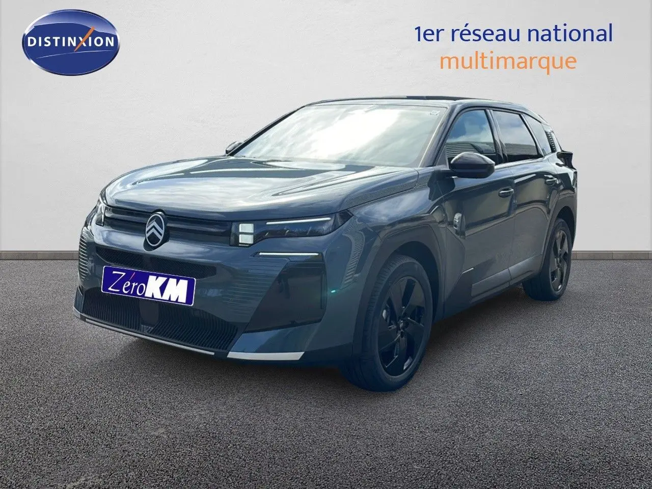 Vue 3/4 avant droite du Citroën C5 Aircross Hybrid 145ch en vert Astoria métallisé avec jantes noires.