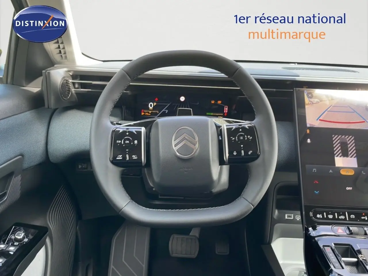 Vue intérieure centrée sur le volant multifonction du Citroën C5 Aircross Hybrid 2026 avec écran tactile et caméra de recul.