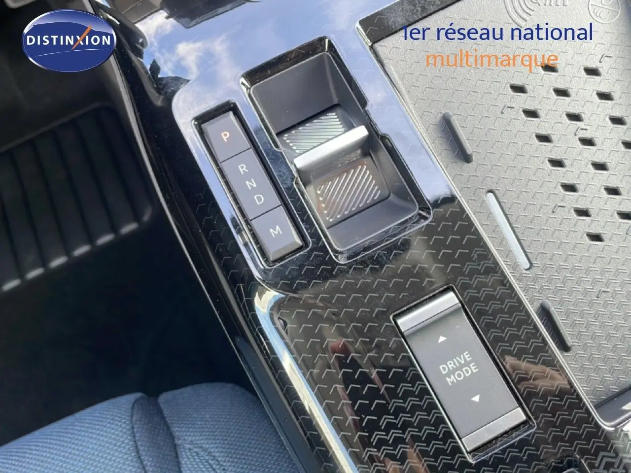 Gros plan sur la console centrale noire brillante avec sélecteur de boîte auto et bouton Drive Mode du Citroën C5 Aircross Hybrid.