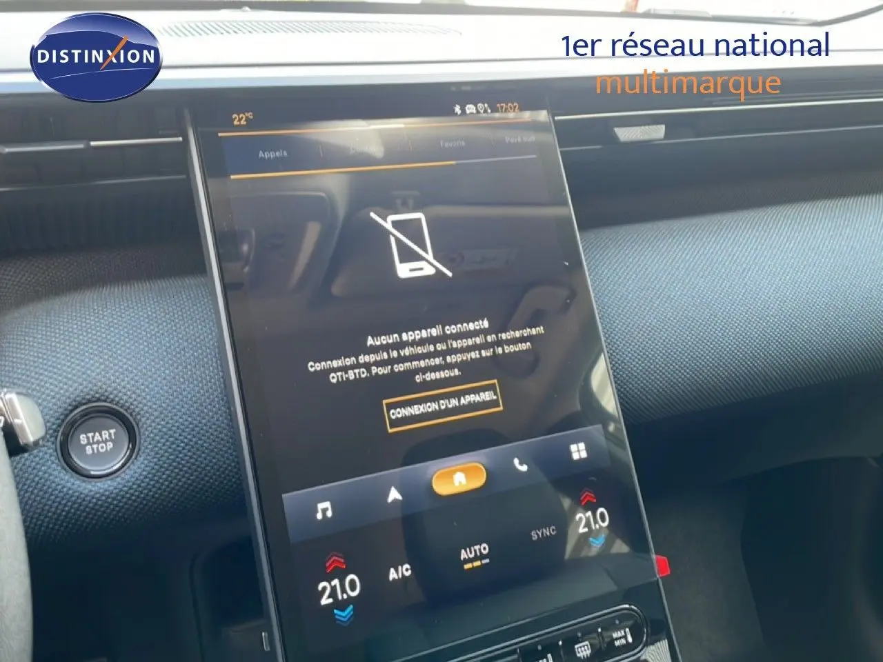 Intérieur du Citroën C5 Aircross Hybrid 2026, vue sur l’écran tactile central et bouton start/stop, ambiance moderne et épurée.
