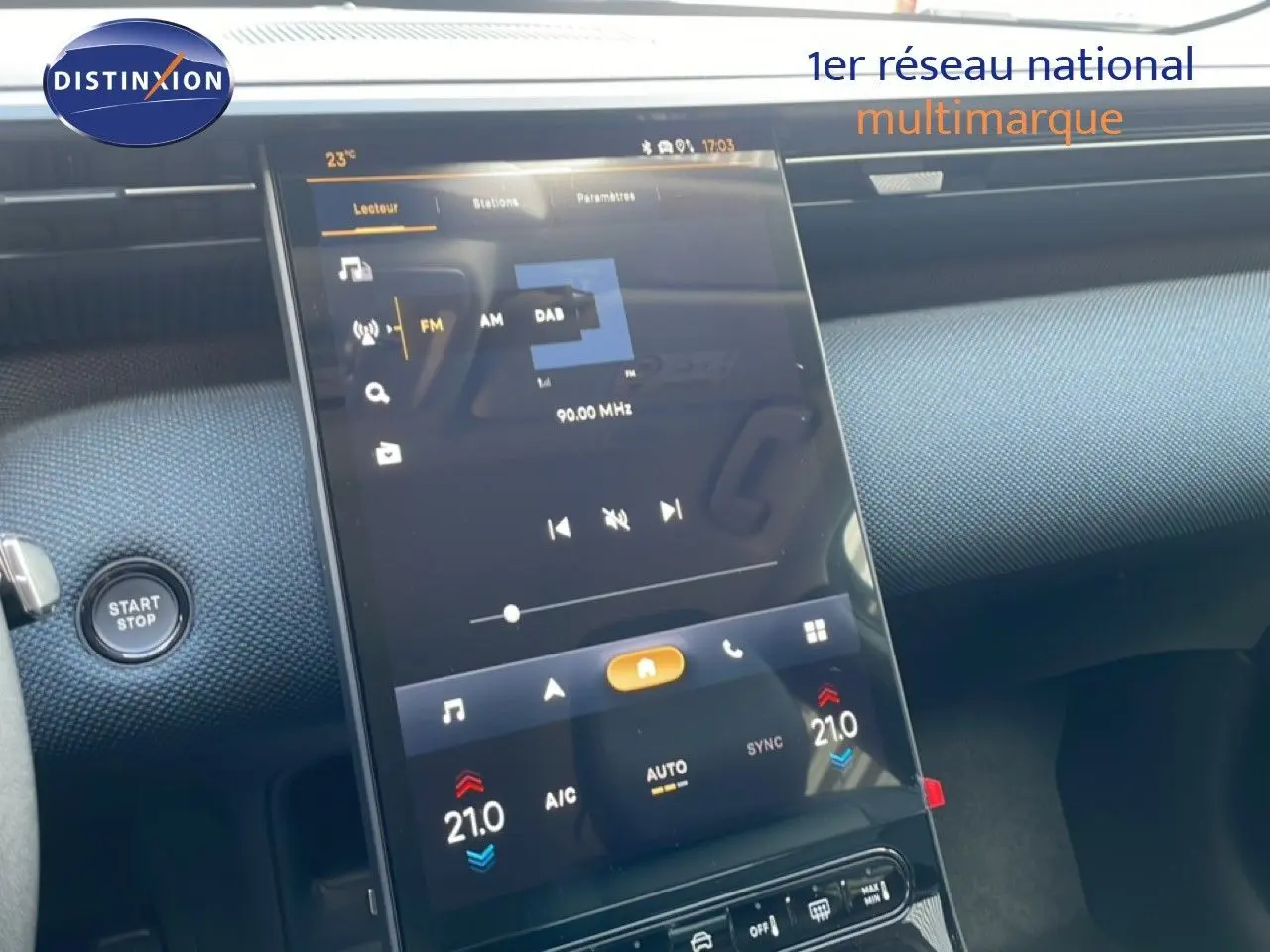 Vue rapprochée de l’écran tactile central et bouton start/stop du tableau de bord du Citroën C5 Aircross Hybrid 2026.