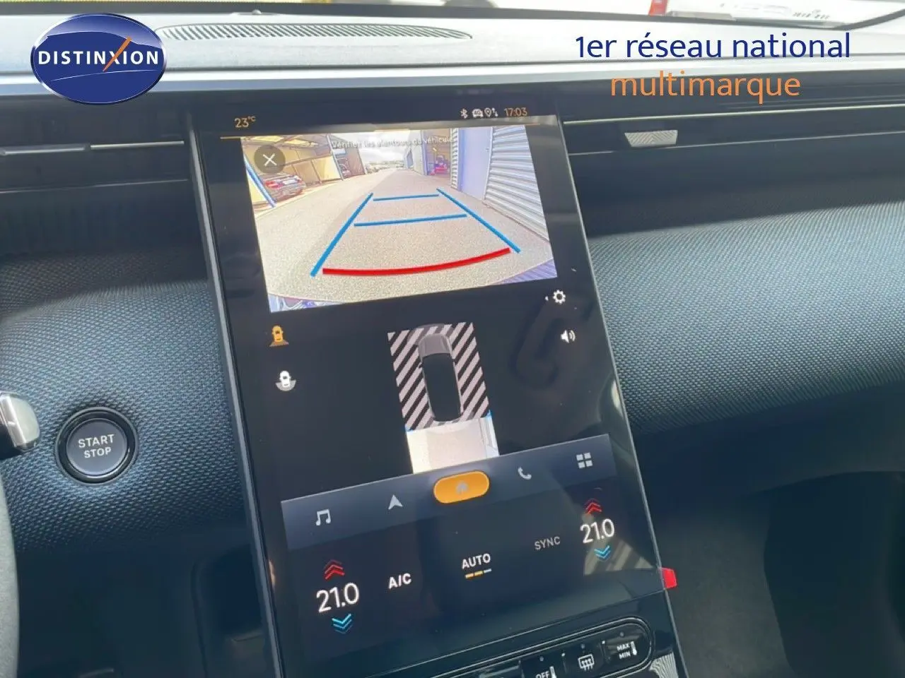 Écran central tactile du Citroën C5 Aircross Hybrid 2026 montrant la caméra de recul et les commandes de climatisation.