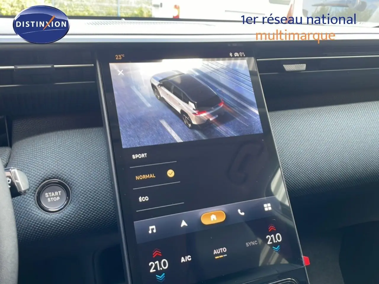 Vue rapprochée de l’écran central tactile du Citroën C5 Aircross Hybrid 2026 avec affichage des modes de conduite.