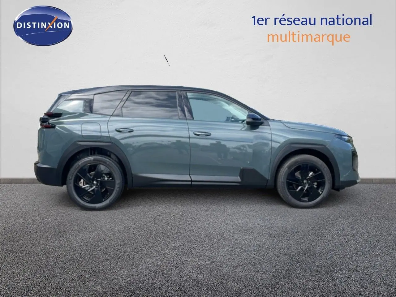 Profil droit du Citroën C5 Aircross Hybrid 145ch en Vert Astoria Metal avec jantes noires et toit noir.