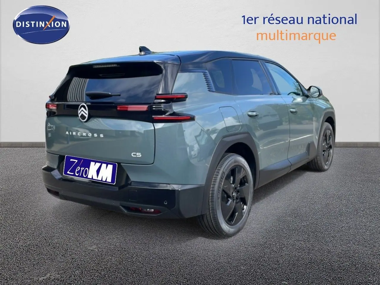 Vue 3/4 arrière droite du Citroën C5 Aircross Hybrid vert Astoria métal avec toit noir et jantes noires.